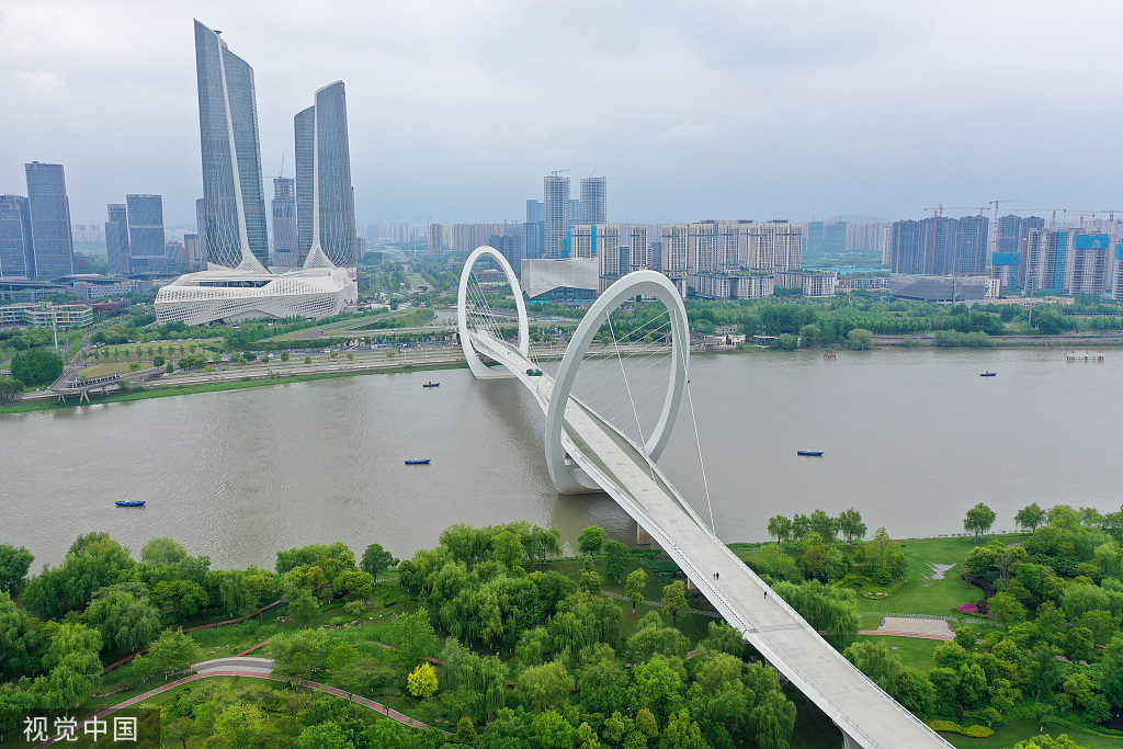 南京：绿植点缀长江沿岸 春意盎然