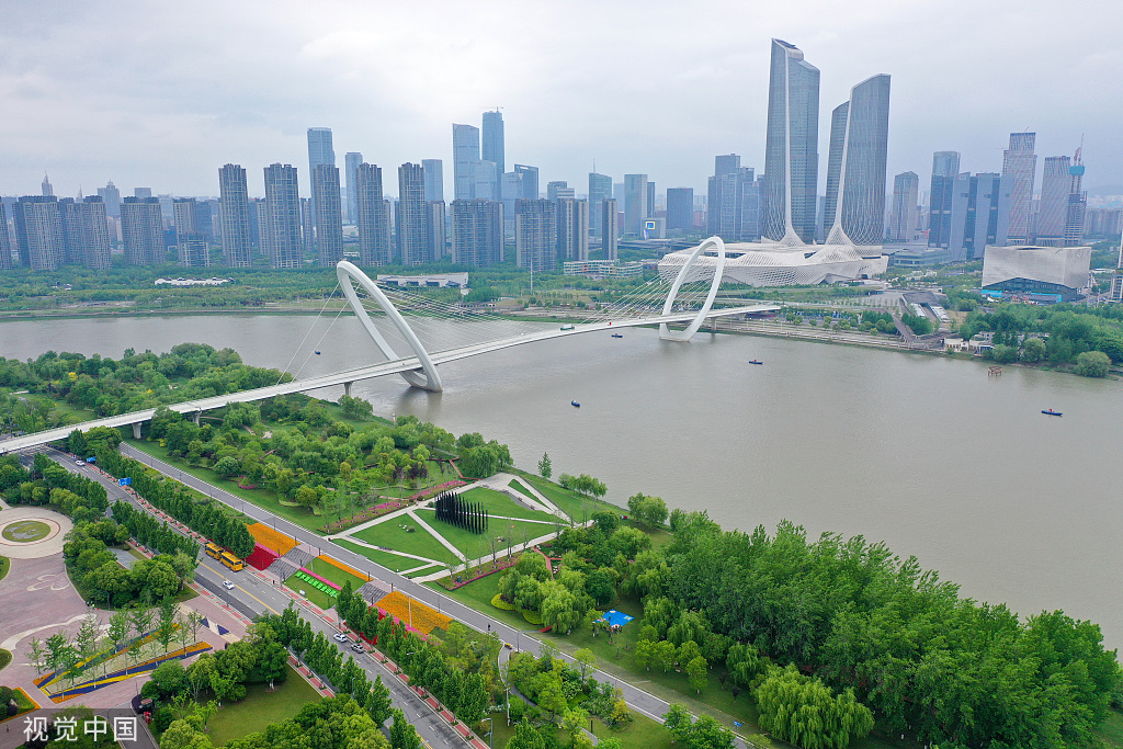 南京：绿植点缀长江沿岸 春意盎然