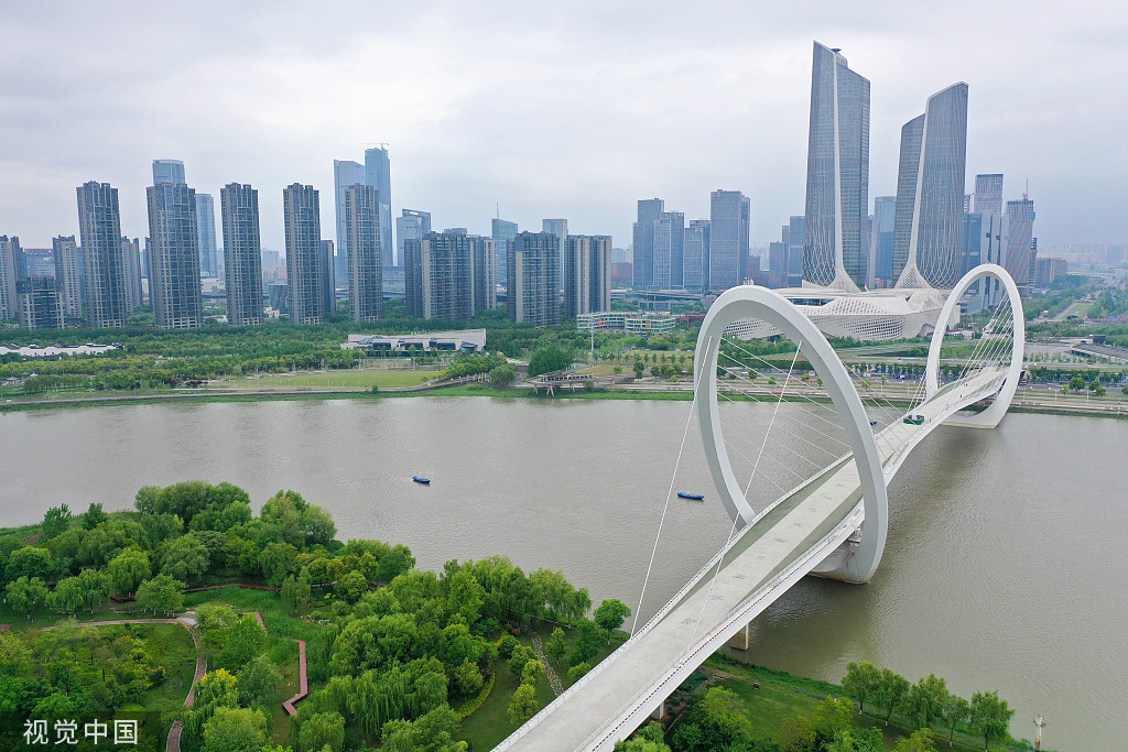 南京：绿植点缀长江沿岸 春意盎然