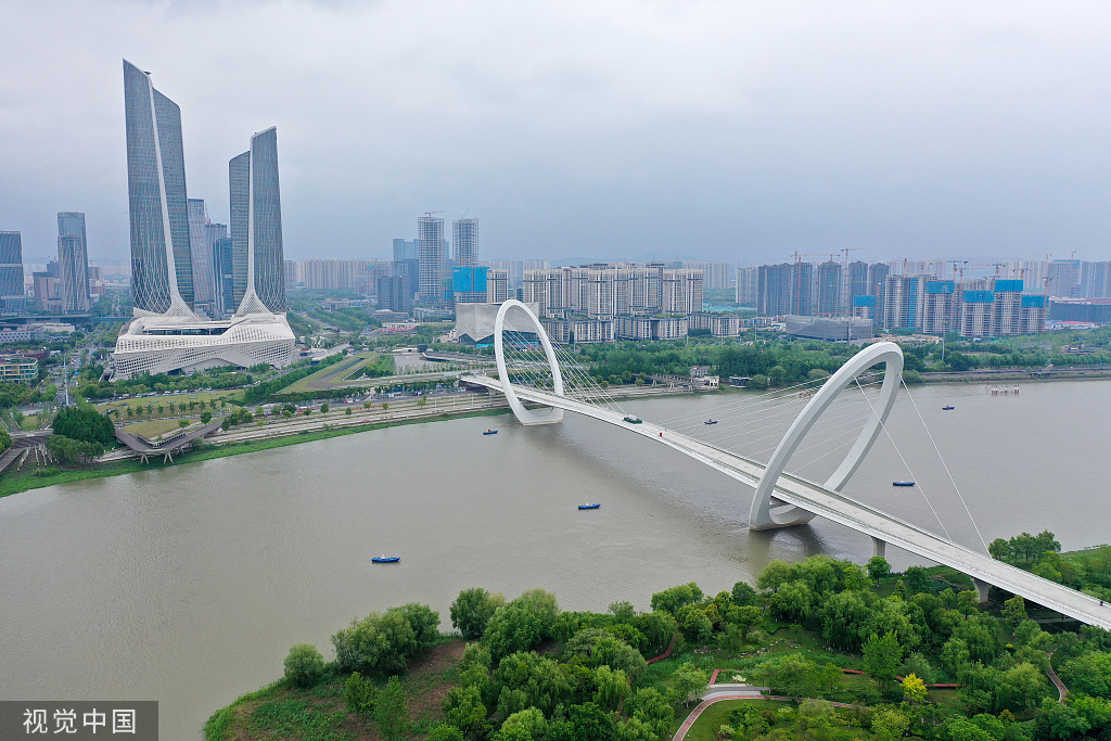 南京：绿植点缀长江沿岸 春意盎然