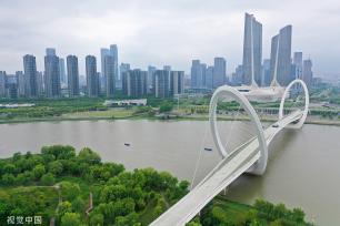 南京：绿植点缀长江沿岸 春意盎然