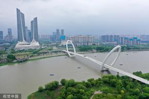 南京：绿植点缀长江沿岸 春意盎然