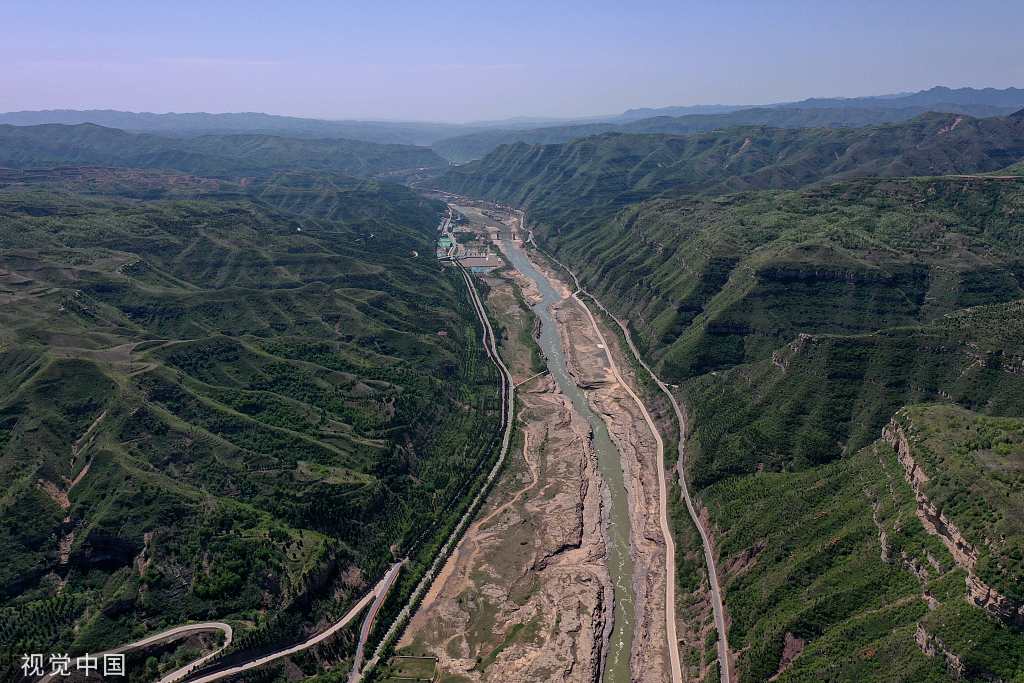 山西临汾：黄河壶口瀑布激流悬挂彩虹