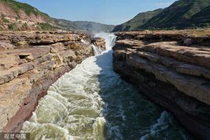 山西临汾：黄河壶口瀑布激流悬挂彩虹