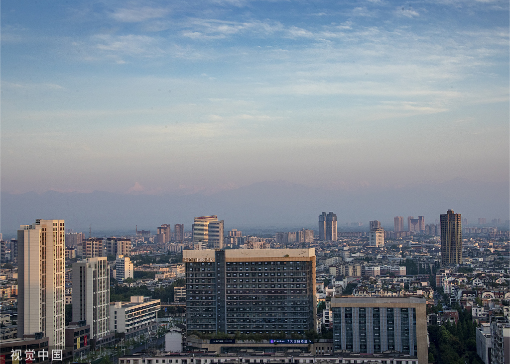 成都：四姑娘山阳光下栩栩生辉