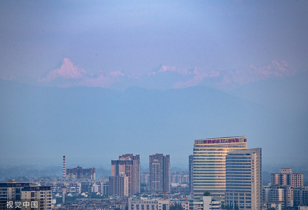 成都：四姑娘山阳光下栩栩生辉