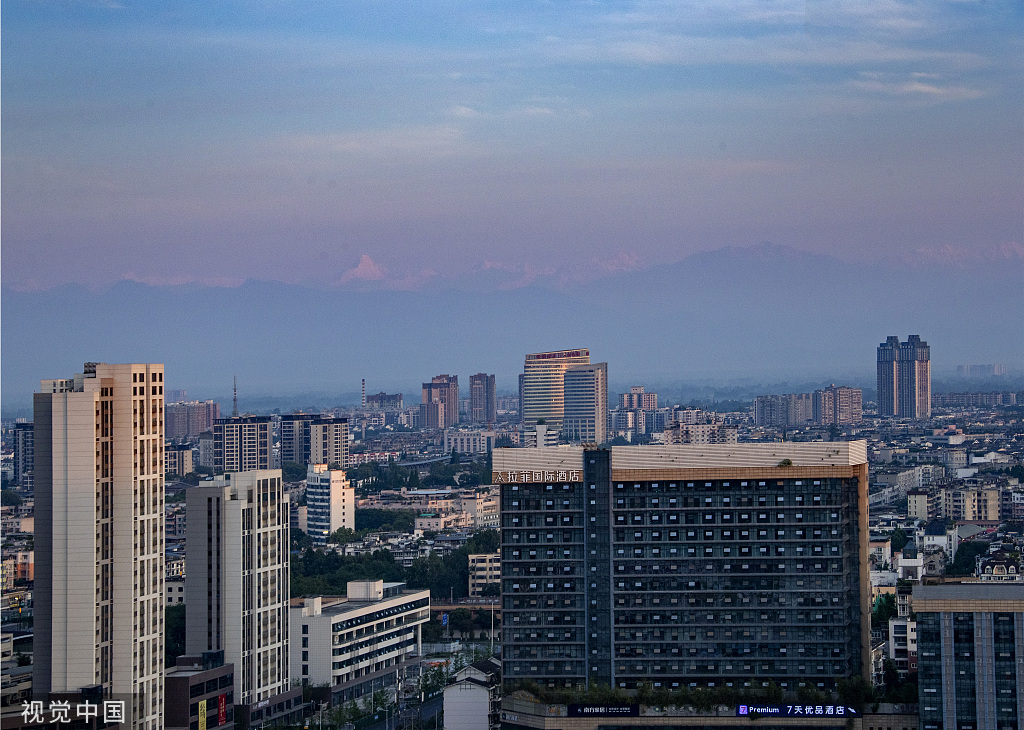 成都：四姑娘山阳光下栩栩生辉
