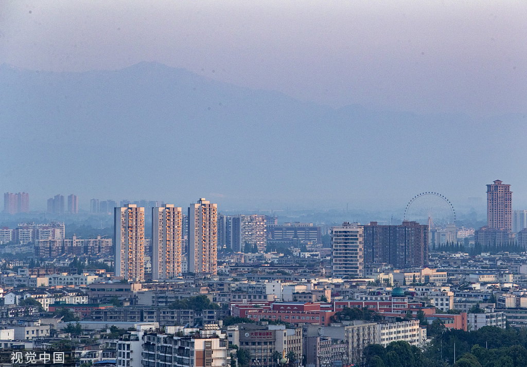 成都：四姑娘山阳光下栩栩生辉