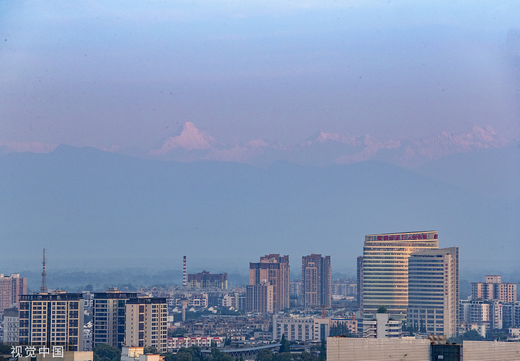 成都：四姑娘山阳光下栩栩生辉
