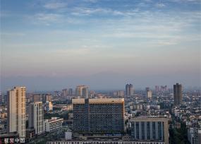 成都：四姑娘山阳光下栩栩生辉