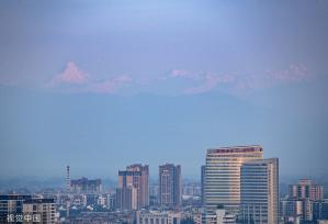 成都：四姑娘山阳光下栩栩生辉