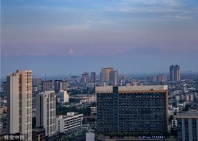 成都：四姑娘山阳光下栩栩生辉