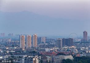 成都：四姑娘山阳光下栩栩生辉