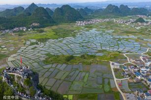 广西桂林：田埂交错 群山田野相映成景