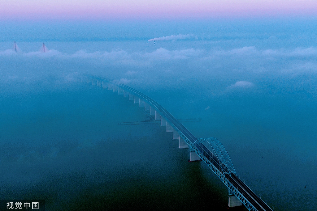 江苏南通：长江出现云海景观似仙境