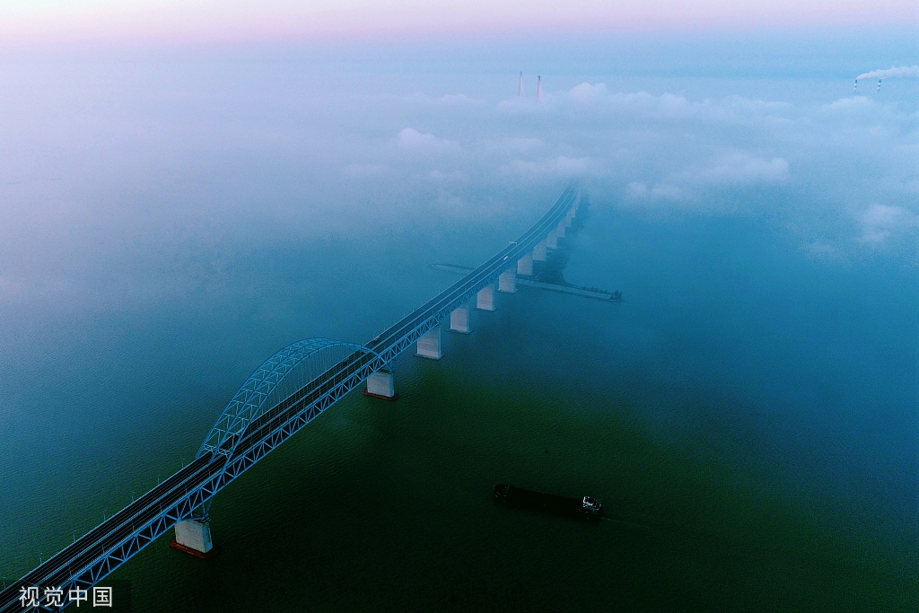 江苏南通：长江出现云海景观似仙境