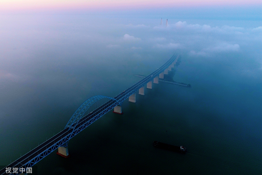 江苏南通：长江出现云海景观似仙境