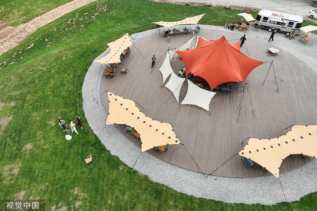 浙江湖州：灰坑变营地 市民享受乡村游