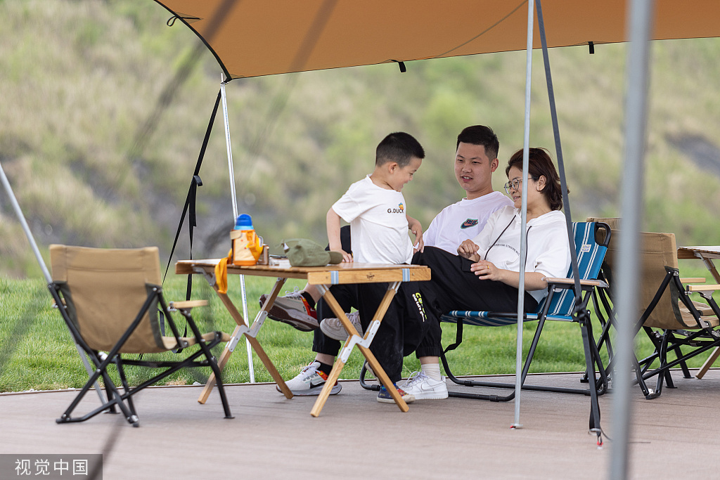 浙江湖州：灰坑变营地 市民享受乡村游