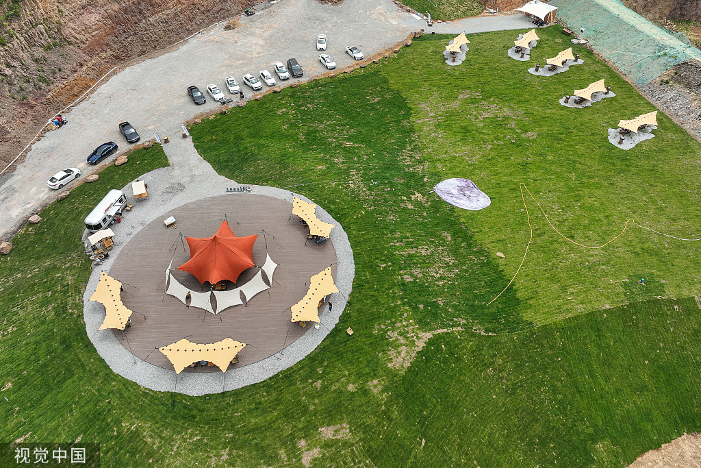 浙江湖州：灰坑变营地 市民享受乡村游