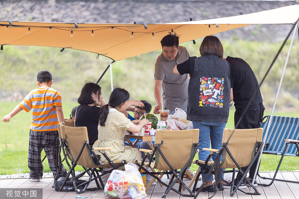 浙江湖州：灰坑变营地 市民享受乡村游
