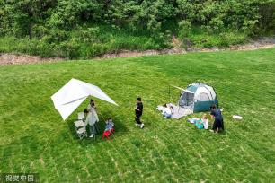浙江湖州：灰坑变营地 市民享受乡村游