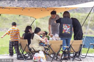 浙江湖州：灰坑变营地 市民享受乡村游