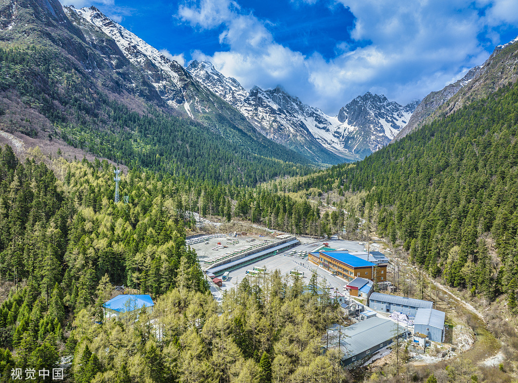 四川毕棚沟初夏漫山渐绿