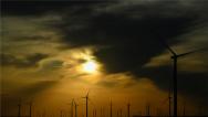 新疆哈密：夕阳映照风力发电场