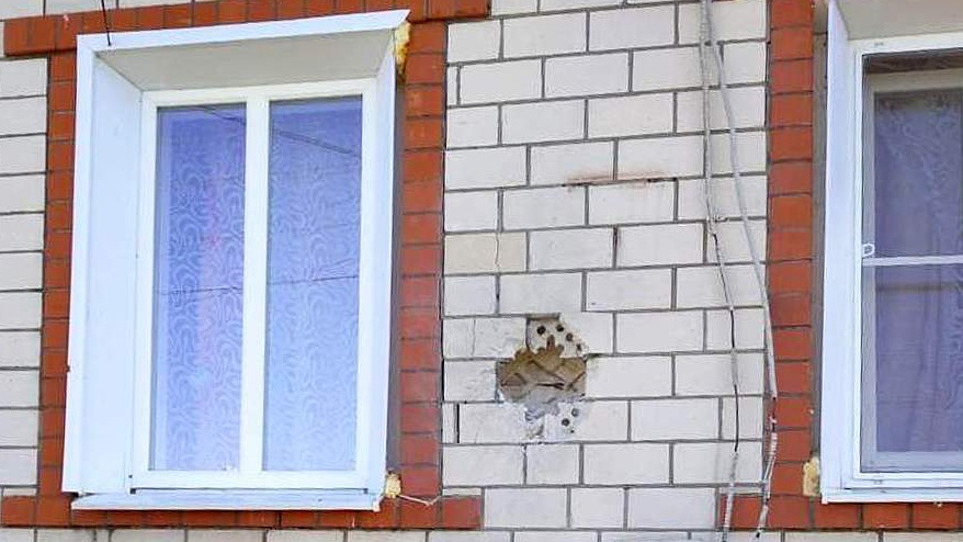 俄方公布建筑受損畫面 稱烏軍使用大口徑武器炮擊俄村莊