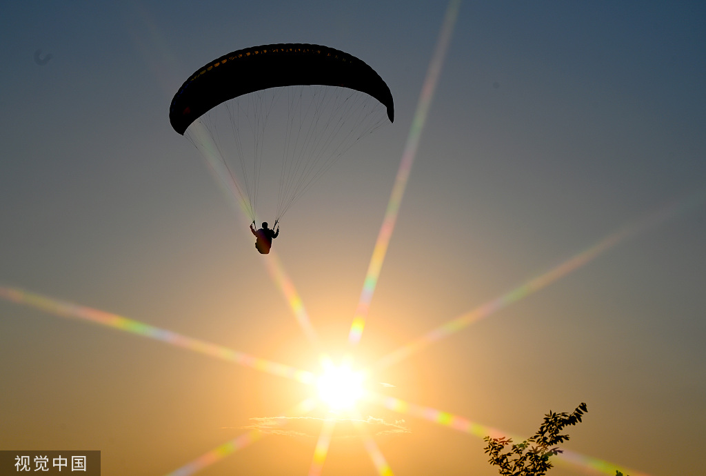 山东威海：爱好者乐享滑翔伞休闲运动
