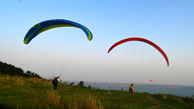 山東威海：愛好者樂享滑翔傘休閑運動