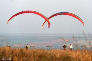 山东威海：爱好者乐享滑翔伞休闲运动