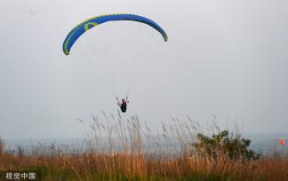 山东威海：爱好者乐享滑翔伞休闲运动