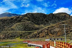 西藏那曲：雪山白云相映成趣