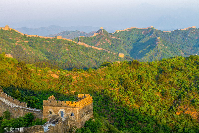 河北承德：初夏长城绿意盎然 风光旖旎