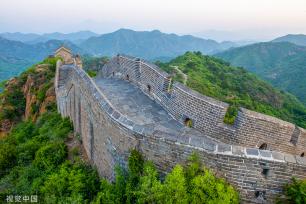 河北承德：初夏长城绿意盎然 风光旖旎