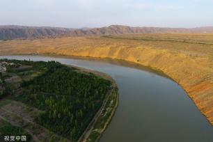 宁夏中卫：航拍黄河风光 沙漠与绿洲相映成景