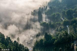 重庆：山乡云霞环绕 景致怡人