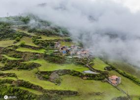 航拍四川阿坝奶子沟 层层起伏如林海