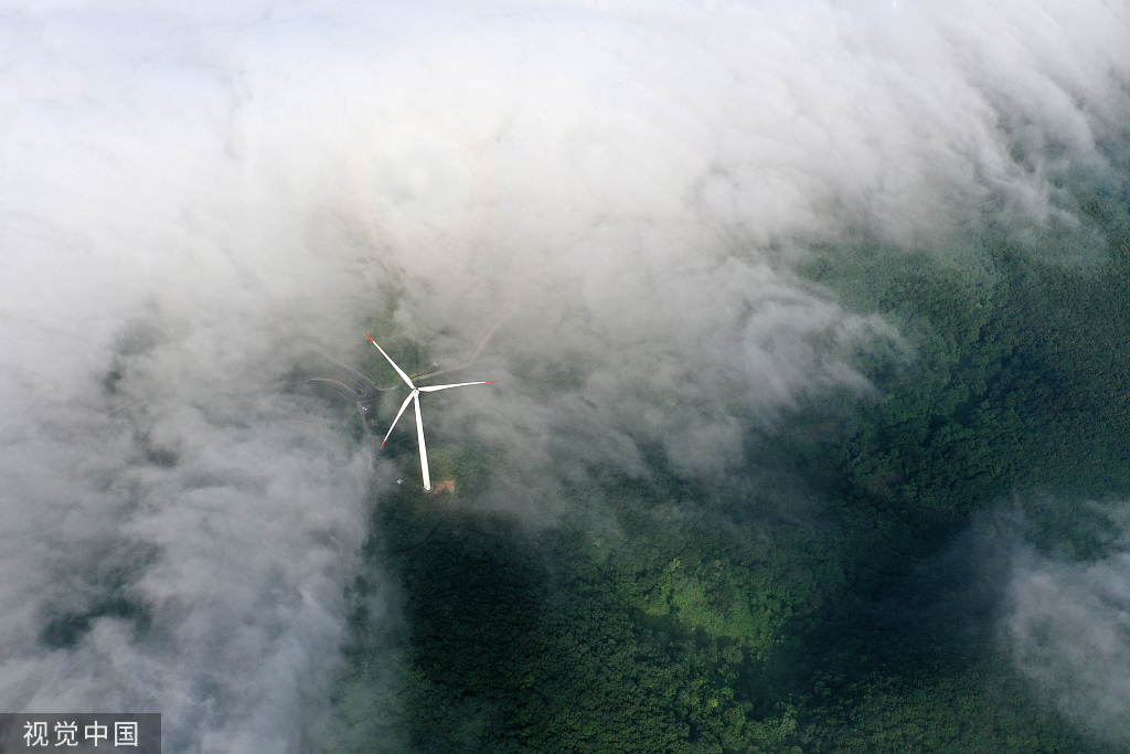 湖北荆门：云海翻滚如瀑布