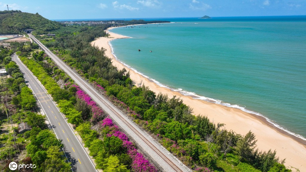 “醉”美风景线 航拍夏日时节海南环岛旅游公路