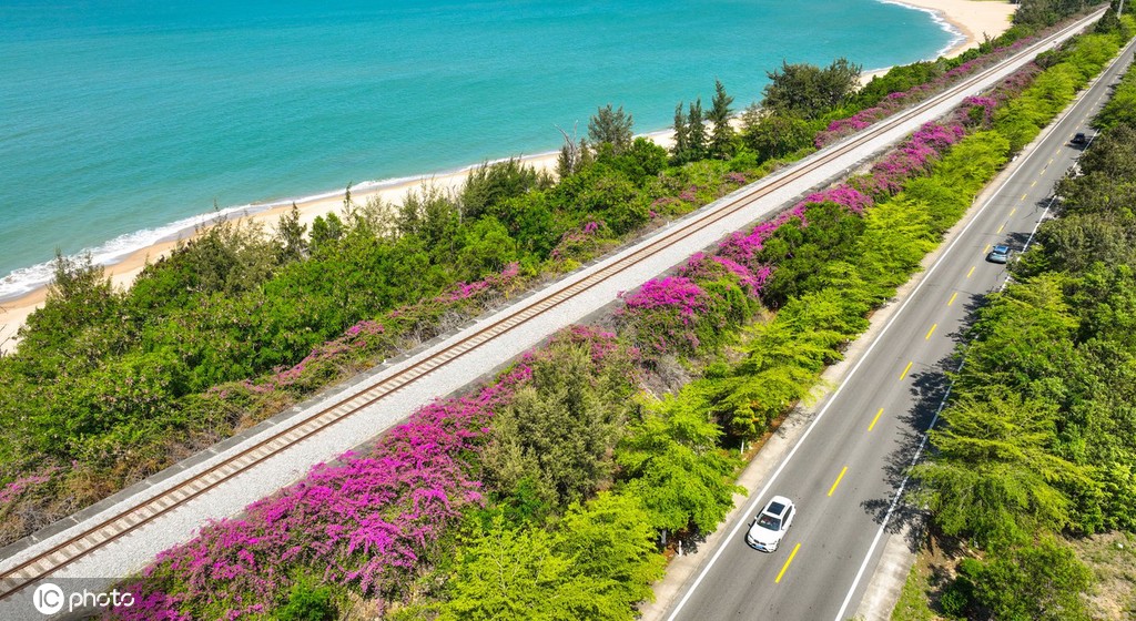 “醉”美风景线 航拍夏日时节海南环岛旅游公路