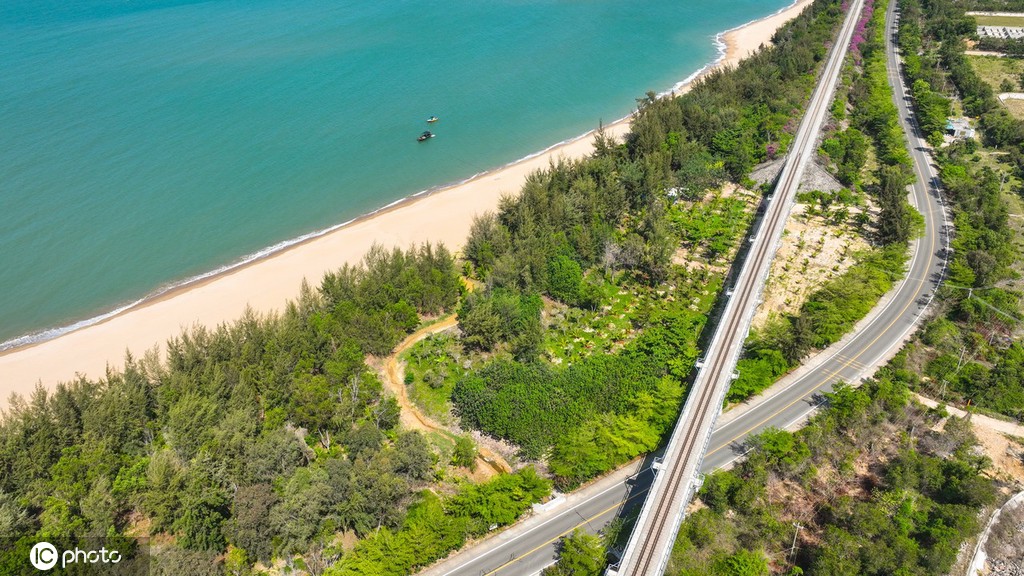 “醉”美风景线 航拍夏日时节海南环岛旅游公路