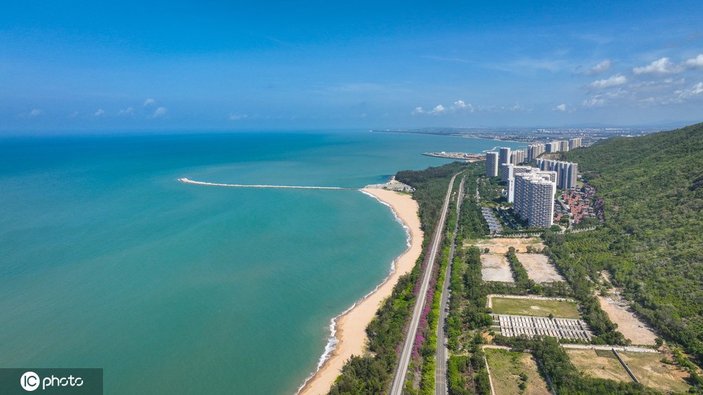 “醉”美风景线 航拍夏日时节海南环岛旅游公路