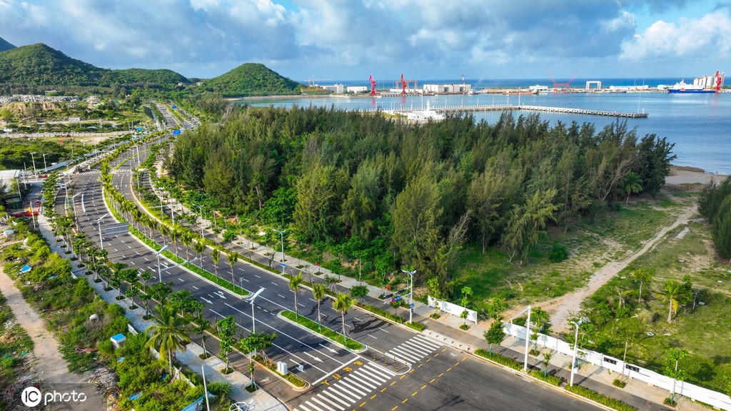 “醉”美风景线 航拍夏日时节海南环岛旅游公路