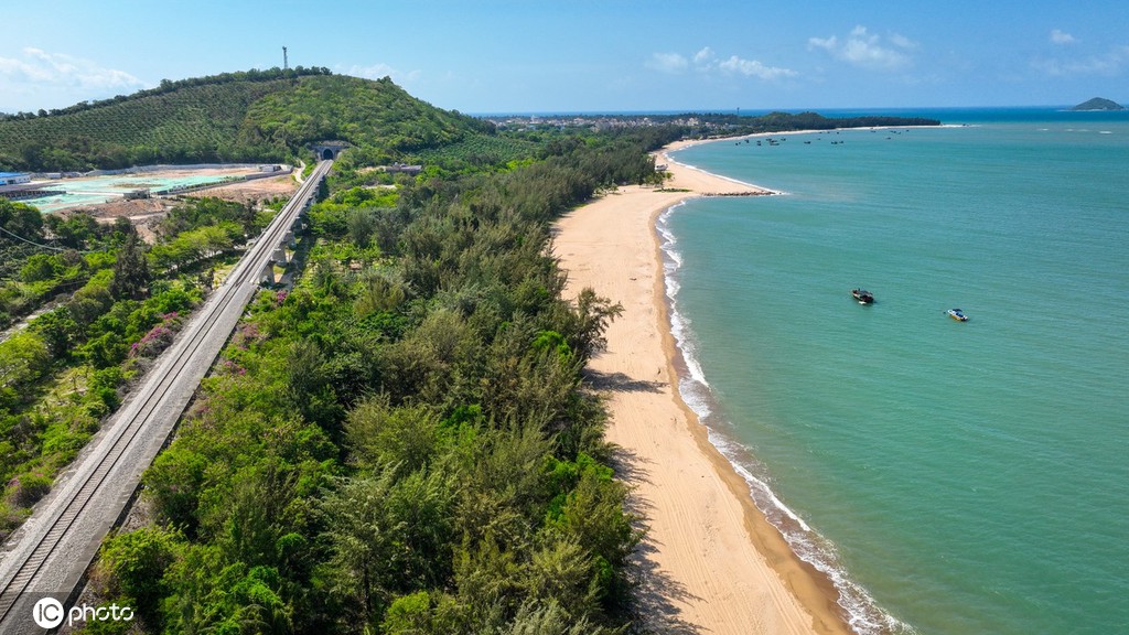 “醉”美风景线 航拍夏日时节海南环岛旅游公路