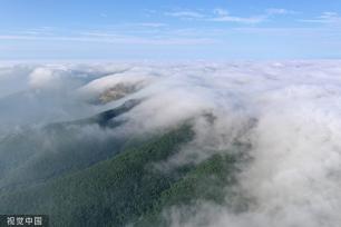 湖北荆门：云海翻滚如瀑布