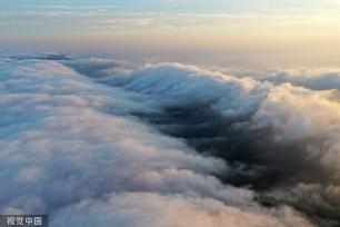 湖北荆门：云海翻滚如瀑布