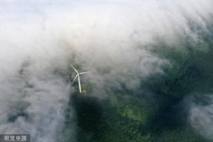 湖北荆门：云海翻滚如瀑布